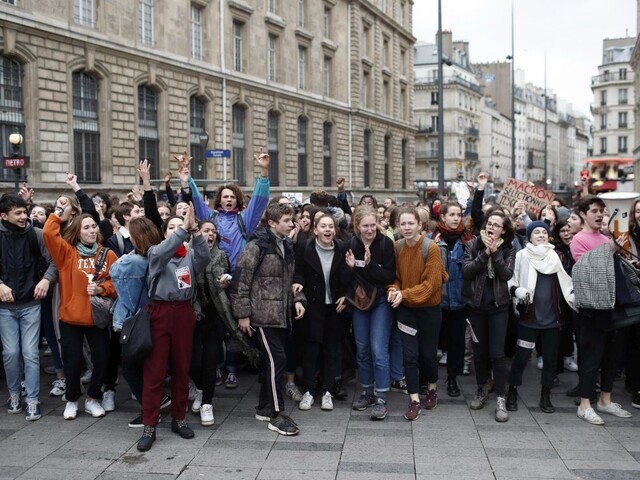 Protesty v Paríži sa zvrhávajú, video zo zatýkania vyvolalo rozruch
