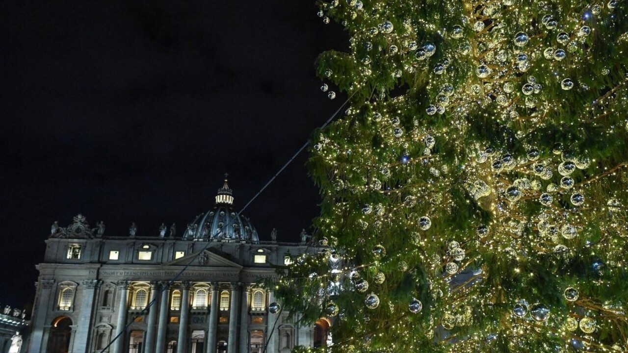 Na vatikánskom námestí odhalili betlehem a rozsvietili stromček