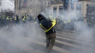 Žlté vesty protestovali. Polícia použila slzotvorný plyn a zadržala tisícku ľudí