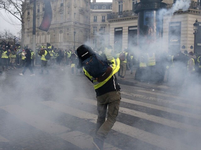 Žlté vesty protestovali. Polícia použila slzotvorný plyn a zadržala tisícku ľudí
