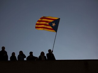 Separatisti blokovali diaľnicu, bariéry si stavali z pneumatík