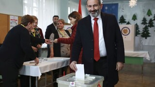 Upevnil premiér svoju pozíciu? Arméni hlasovali vo voľbách