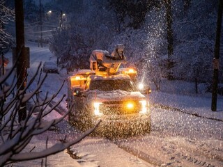 Zrušili tisícku letov a ľudia sú bez elektriny, USA zasiahla búrka