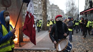 Macron prelomí po protestoch mlčanie, prihovorí sa národu