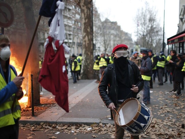 Macron prelomí po protestoch mlčanie, prihovorí sa národu
