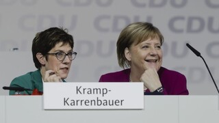 Merkelovej nástupkyňa s kancelárkou v otázke migrácie nesúhlasí