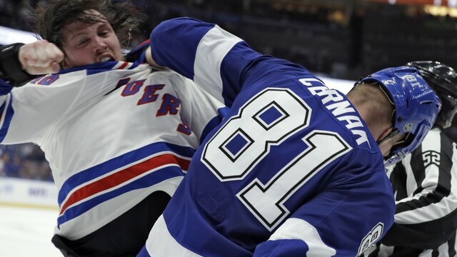 NHL: Tampa pokračuje v skvelej sérii, Černák absolvoval bitku