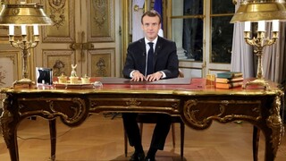 Macron chce veľké protesty tlmiť ústupkami, stretli sa s kritikou