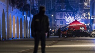 Strelec z trhov ušiel v taxíku, zvýšili teroristickú hrozbu