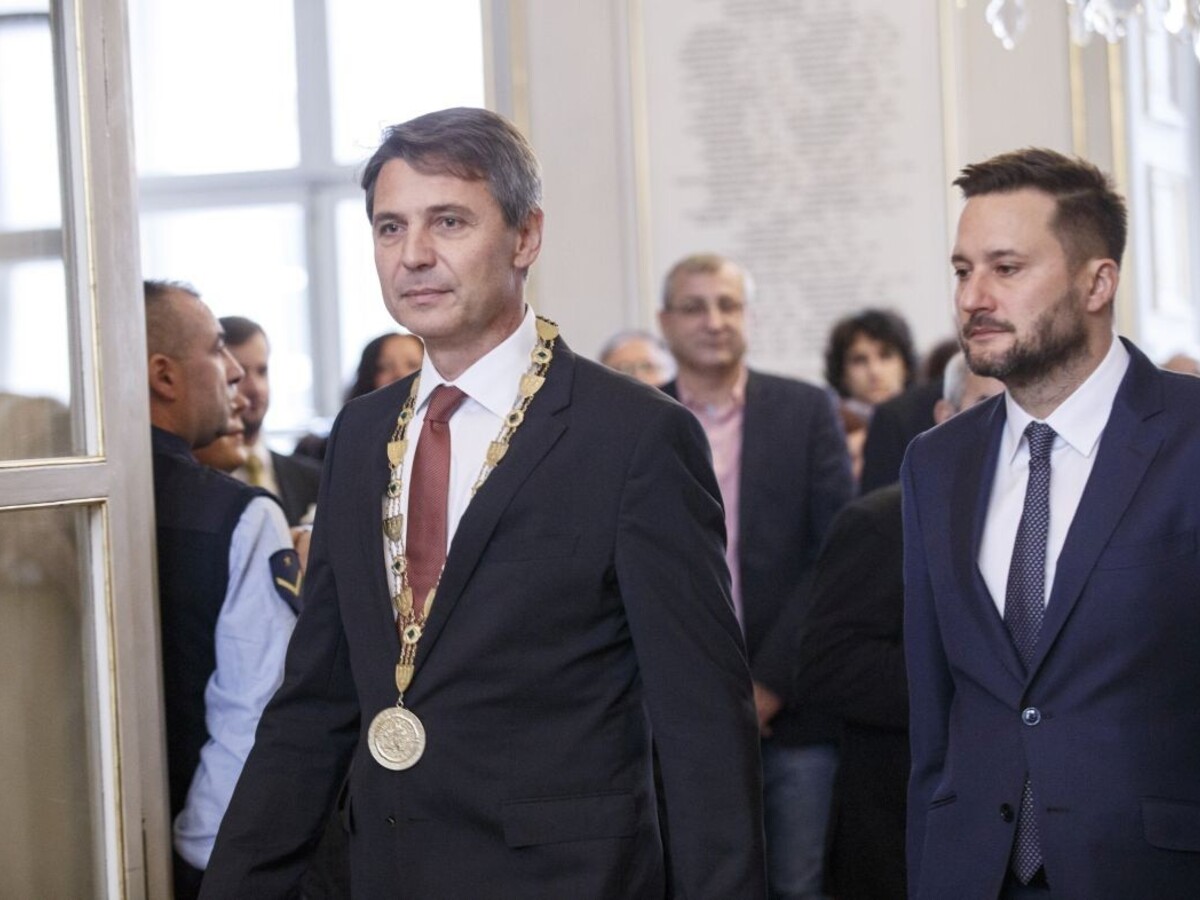 Nesrovnal pred odchodom podpísal dve zmluvy za milióny eur