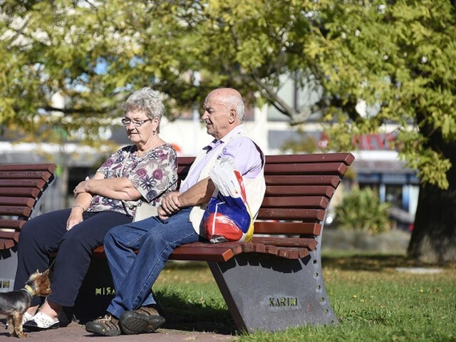 Nezamestnanosť klesá, počet pracujúcich seniorov však stúpa