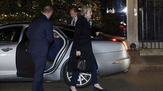 Mayová ustála hlasovanie o nedôvere, konzervatívci ju podržali