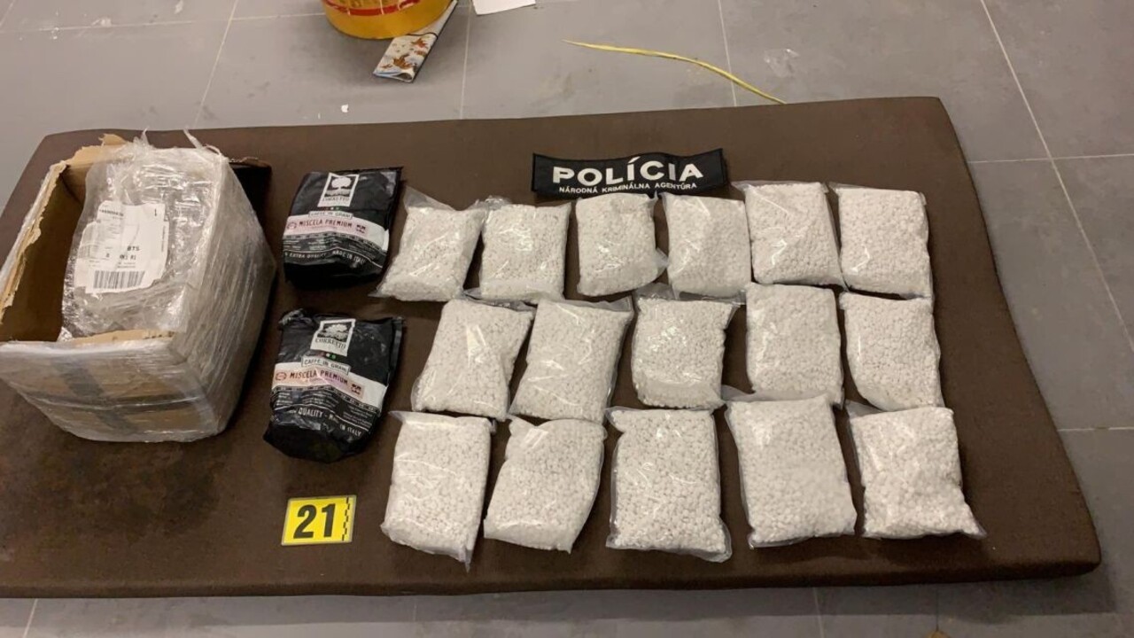 NAKA udrela na západe Slovenska. Rozbili gang, obvinili 19 ľudí