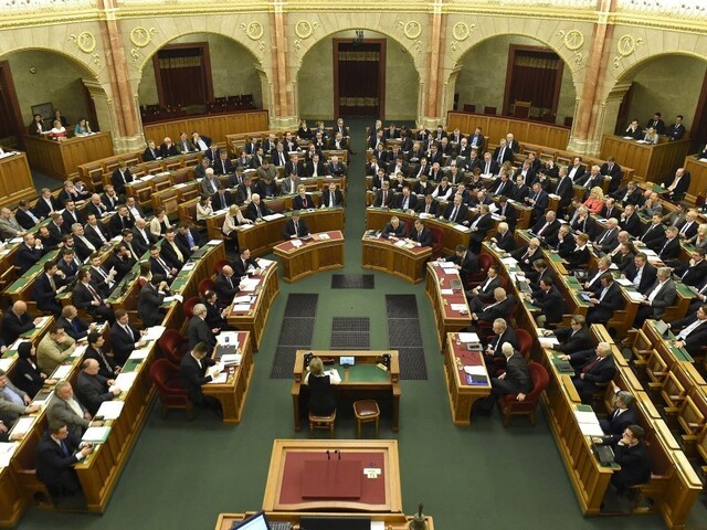 Maďarská vláda odmieta ustúpiť, nepomohli ani demonštrácie