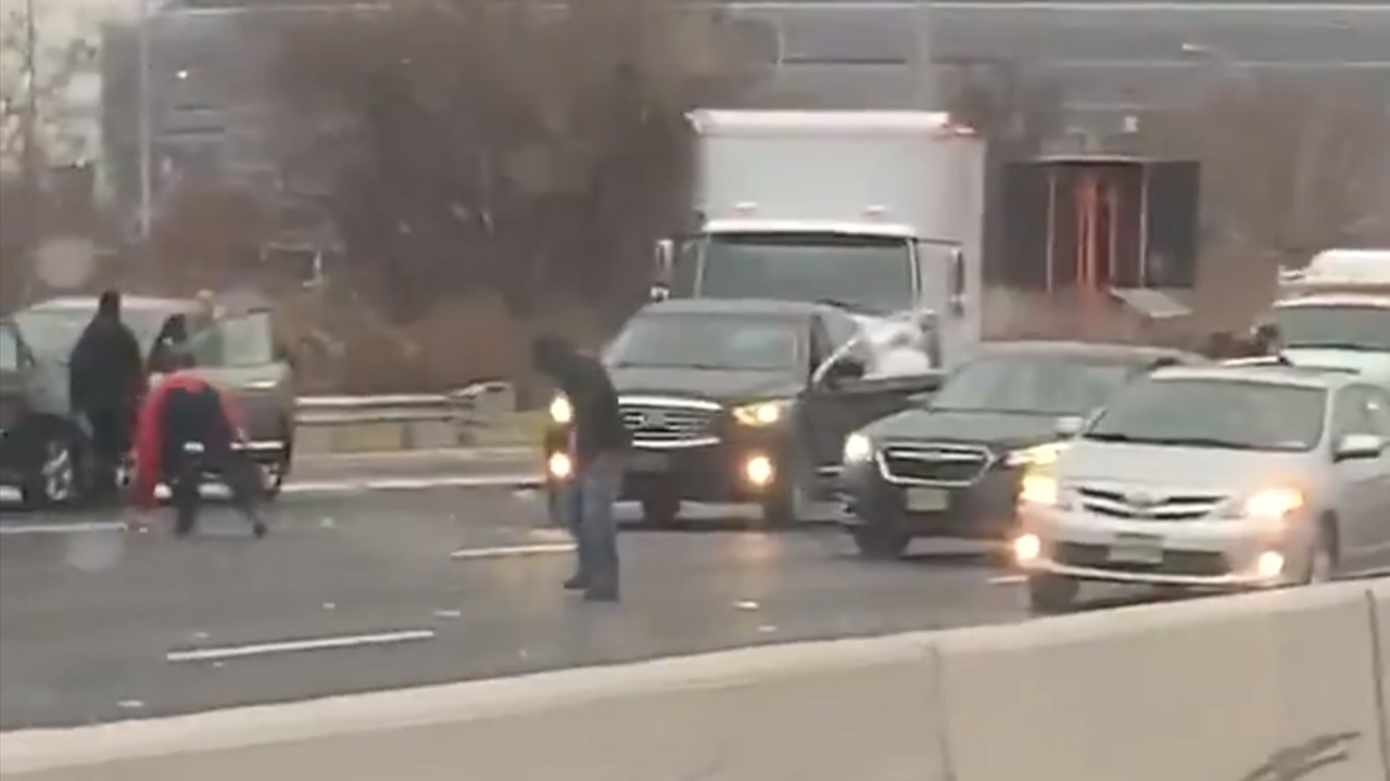 V Amerike pršali peniaze. Polícia vyzvala ľudí, aby ich vrátili