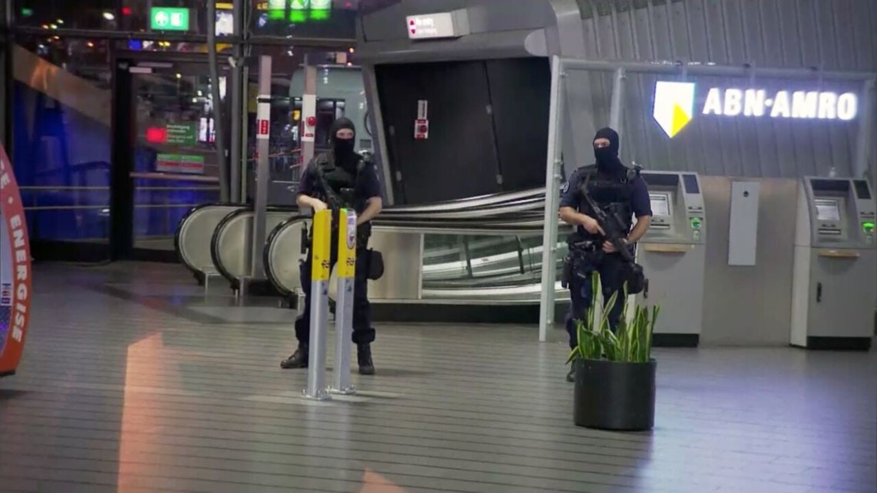 Zverejnili video s mužom, ktorý ohrozoval ľudí na amsterdamskom letisku