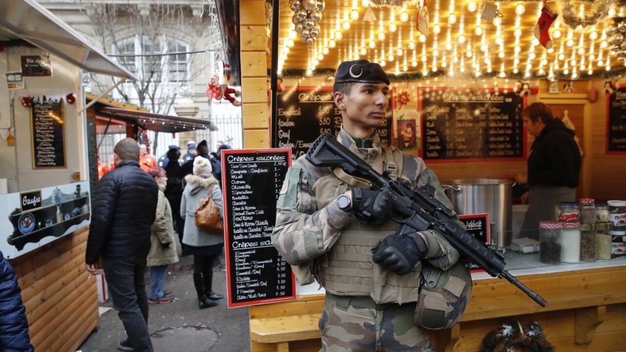 Strelec z trhov má na svedomí ďalšiu obeť, zomrela v nemocnici