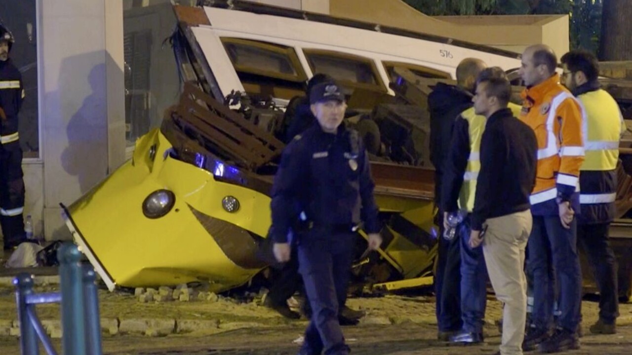 V luxusnej štvrti sa vykoľajila električka, Lisabon hlási zranených