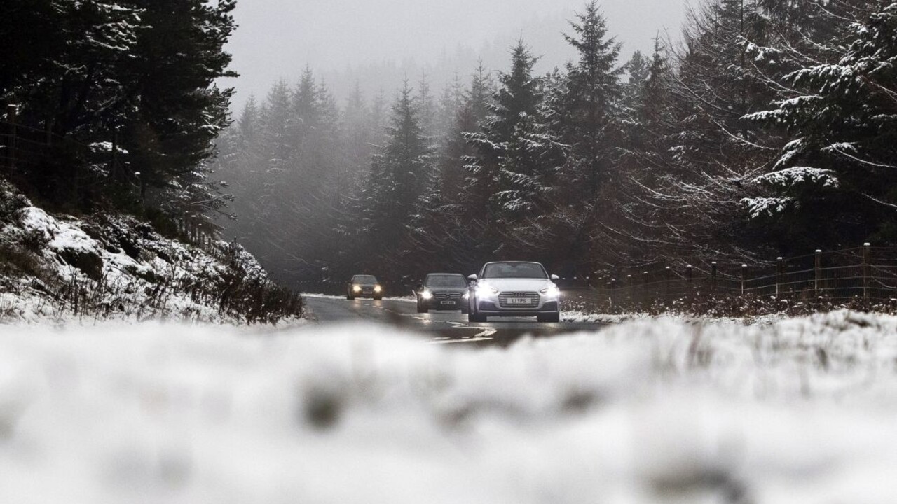 Cestári varujú, vodičov na niektorých úsekoch ohrozuje sneh a ľad