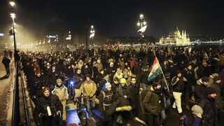 Ľudia vyšli do ulíc Budapešti, protestovali proti otrockému zákonu