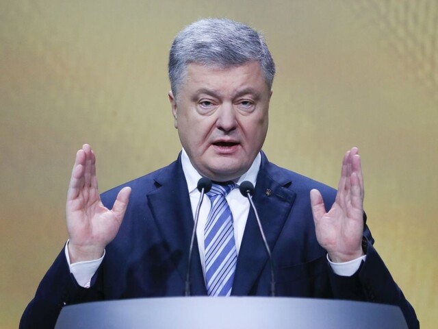 Idem do boja, oznámil s kalašnikovom v ruke Porošenko. Putinovu ponuku na azyl odmietol