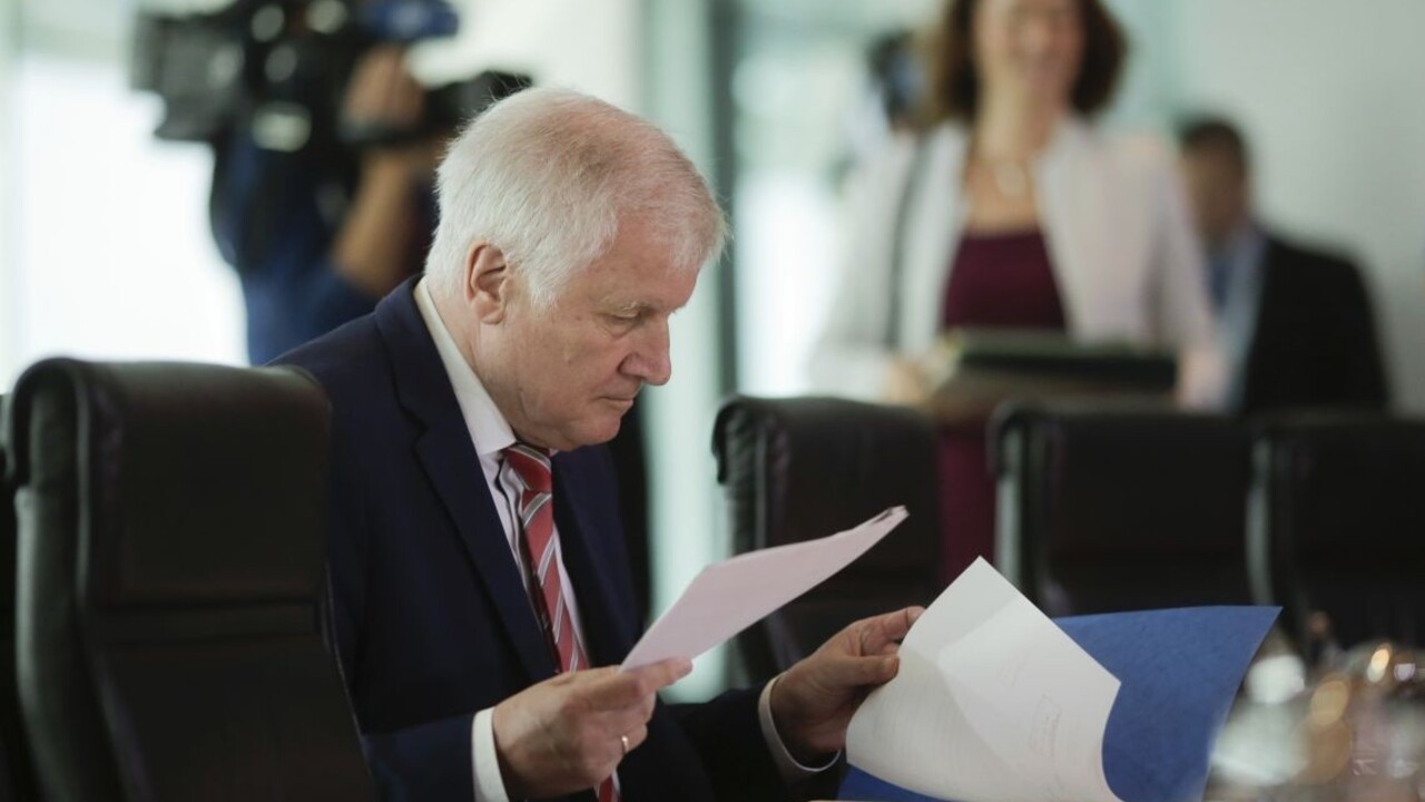 Seehofer žiada prísnejšie pravidlá pre azyl, opozícia je proti