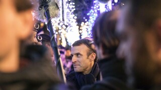 Macron chce utlmiť pulzujúce vášne, vyzýva Žlté vesty na dialóg