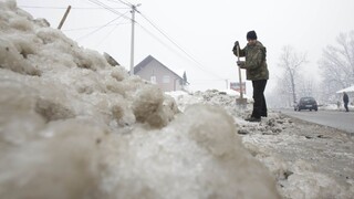 Úrady natierali sneh na bielo, primátor sa ospravedlňuje