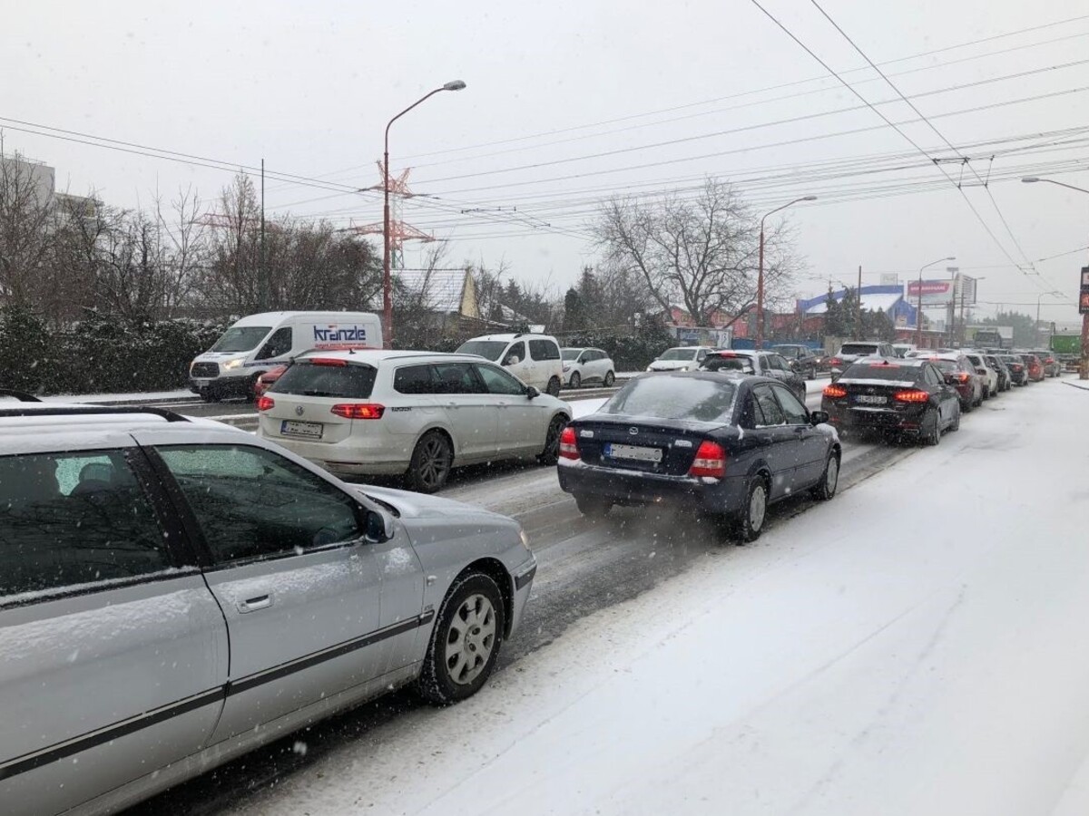 Nehody, kolóny, meškanie. V Bratislave kolabovala doprava