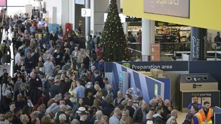 Londýnske letisko prerušilo prevádzku, paralyzovali ho drony