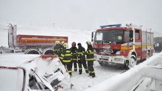 Hasiči mali pre sneženie rušný deň, v teréne pomáhali desiatky
