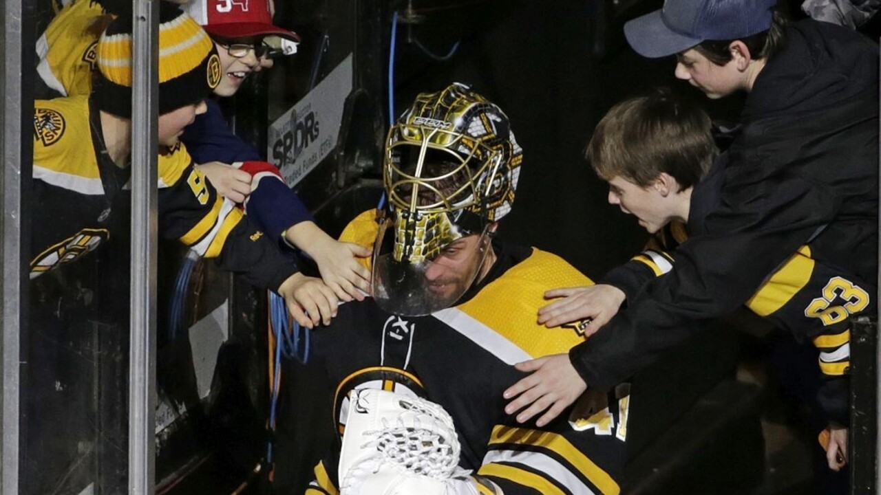 NHL: Halák sa zaslúžil o výhru Bostonu, vyhlásili ho za prvú hviezdu