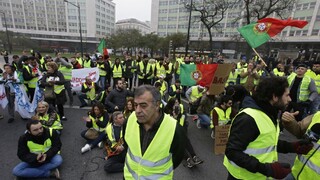 Francúzsko odpovedá na protesty, schválilo sociálne opatrenia