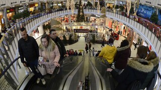 Slováci zaplatia na Vianoce viac ako vlani, výraznejšie šetriť však neplánujú, ukazuje prieskum
