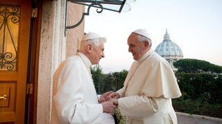 Pápež navštívil svojho predchodcu, zaželal mu veselé Vianoce