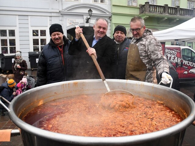 Prezident zavítal na vianočné trhy, ľuďom podával kapustnicu