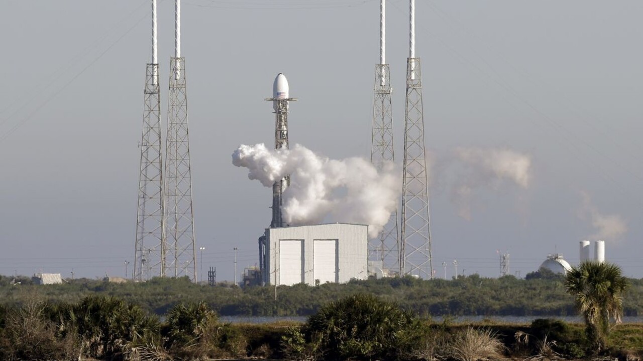 Firma SpaceX vyniesla prvýkrát do vesmíru vojenskú družicu