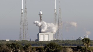 Firma SpaceX vyniesla prvýkrát do vesmíru vojenskú družicu