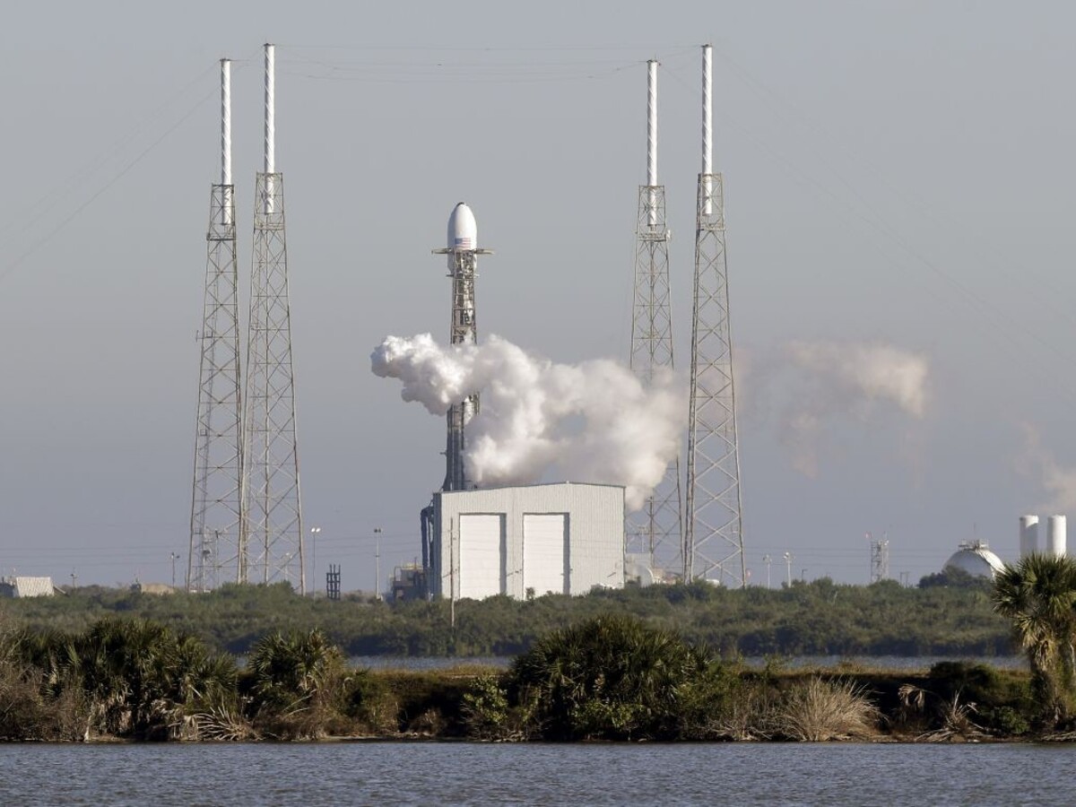 Firma SpaceX vyniesla prvýkrát do vesmíru vojenskú družicu