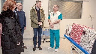 Prezident i premiér tradične navštívili nemocnice, prisľúbili pomoc