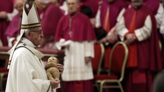 Pápež odslúžil vianočnú omšu, vyzval na jednoduchší život