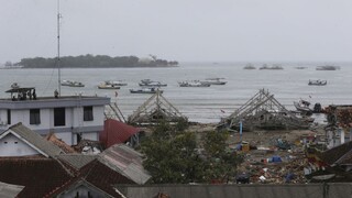 Obetí cunami v Indonézii pribudlo, po nezvestných pátrajú
