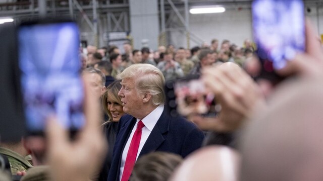 Trumpovci zavítali aj do Nemecka, vojaci chceli podpis na šiltovky