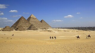 Autobus s turistami zasiahla neďaleko pyramíd v Gíze bomba