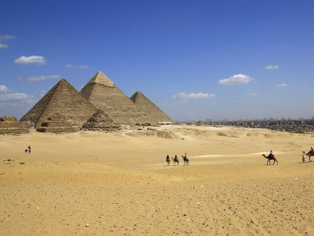 Autobus s turistami zasiahla neďaleko pyramíd v Gíze bomba