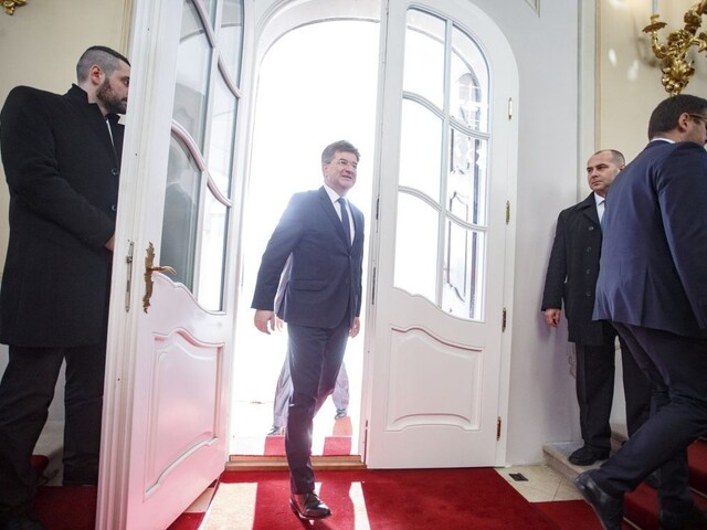 Zahraničná služba je kvalitná. Nespochybňujte ju, žiada Lajčák