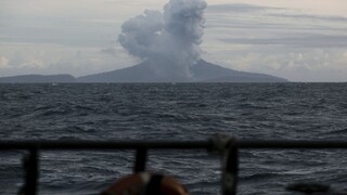 Indonézska sopka stratila po erupciách väčšinu výšky i hmotnosti