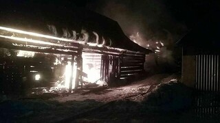 Hospodárske budovy zachvátil požiar, zasiahli dva tucty hasičov