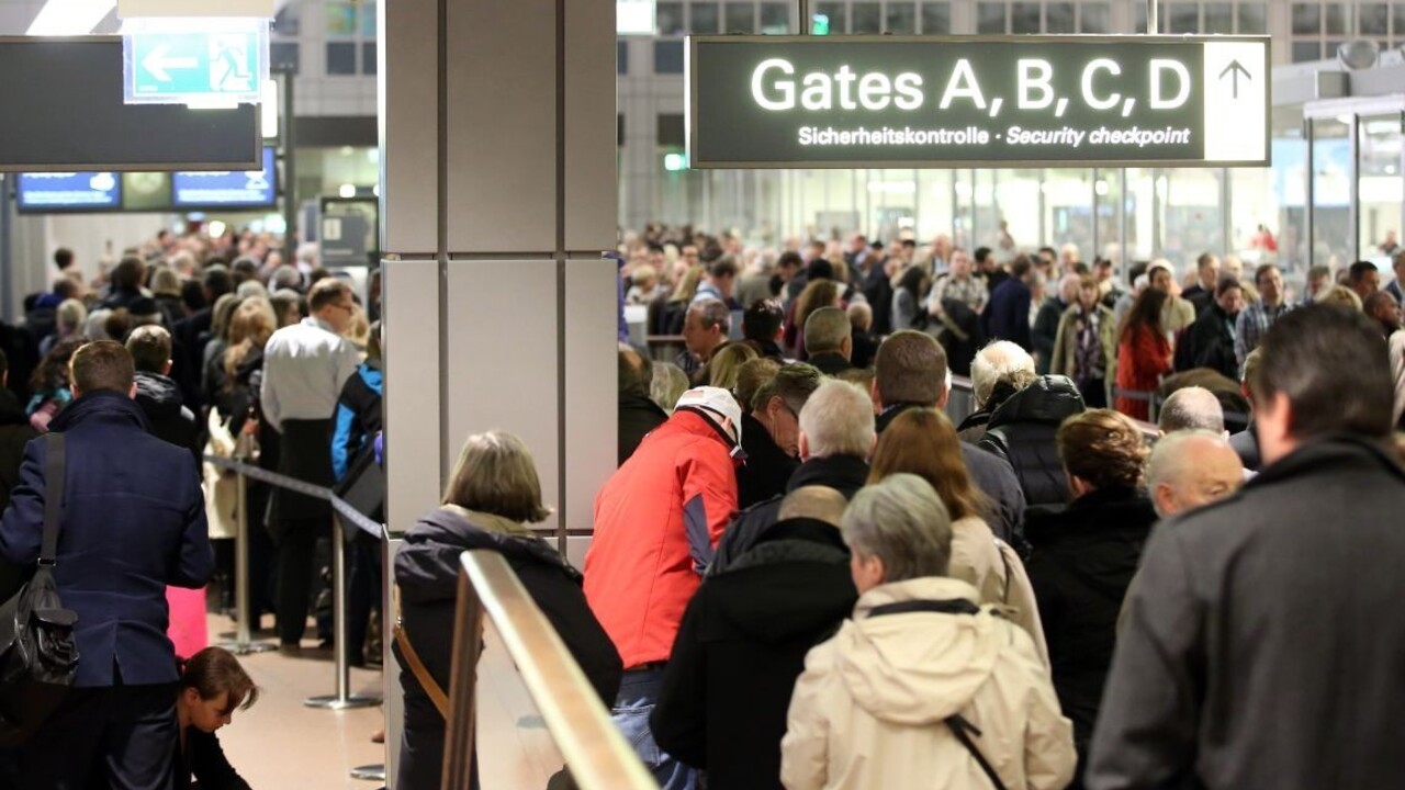 Zdrogovaný mladík vošiel autom na letisko a odstavil prepravu