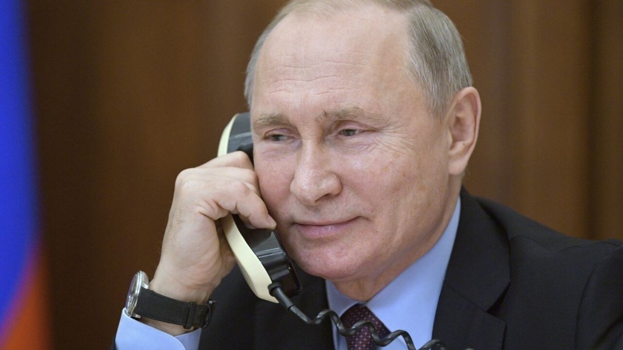 Putin je pripravený viesť dialóg s USA. Trumpovi poslal pozdravy